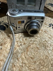 Sony Cybershot DSC-S90 4.1 MP Digital Camera 3x Optical Zoom Silver - Picture 1 of 5