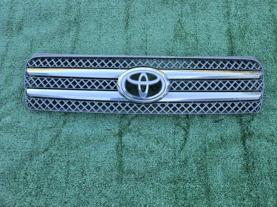 01-07 TOYOTA HIGHLANDER HYBRID Front Bumper Grille Grill Emblem GENUINE OEM  - Image 1 of 4