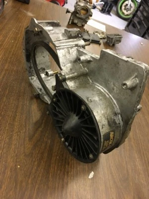 89 Arctic Cat Jag 340 Deluxe Ventilador Carcasa Refrigerada Montaje Retroceso Motor Carcasa Lateral  Foto 1 de 4