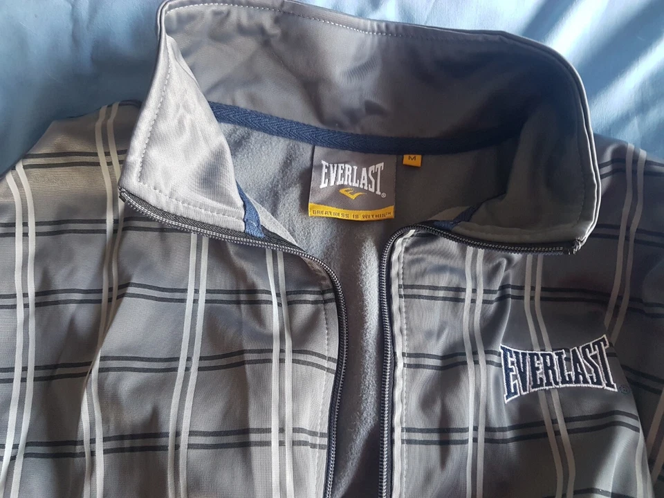Chaqueta a cuadros gris Everlast para niños talla mediana Foto 1 de 1