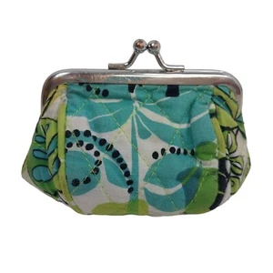 Monedero acolchado Vera Bradley estampado floral verde y azul - Imagen 1 de 6