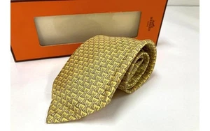 Corbata Hermes Seda Patrón Conejo Amarillo Calce Ajustado Hecha de Seda Usada - Imagen 1 de 5