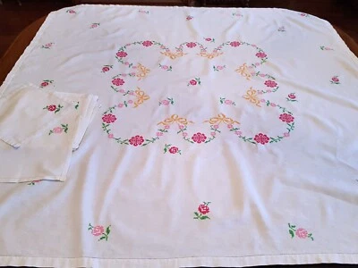 Nappe et ses 12 serviettes brodées  -Nappe 125 cm x 123 cm-serviettes 21 cmx21cm - Photo 1/4