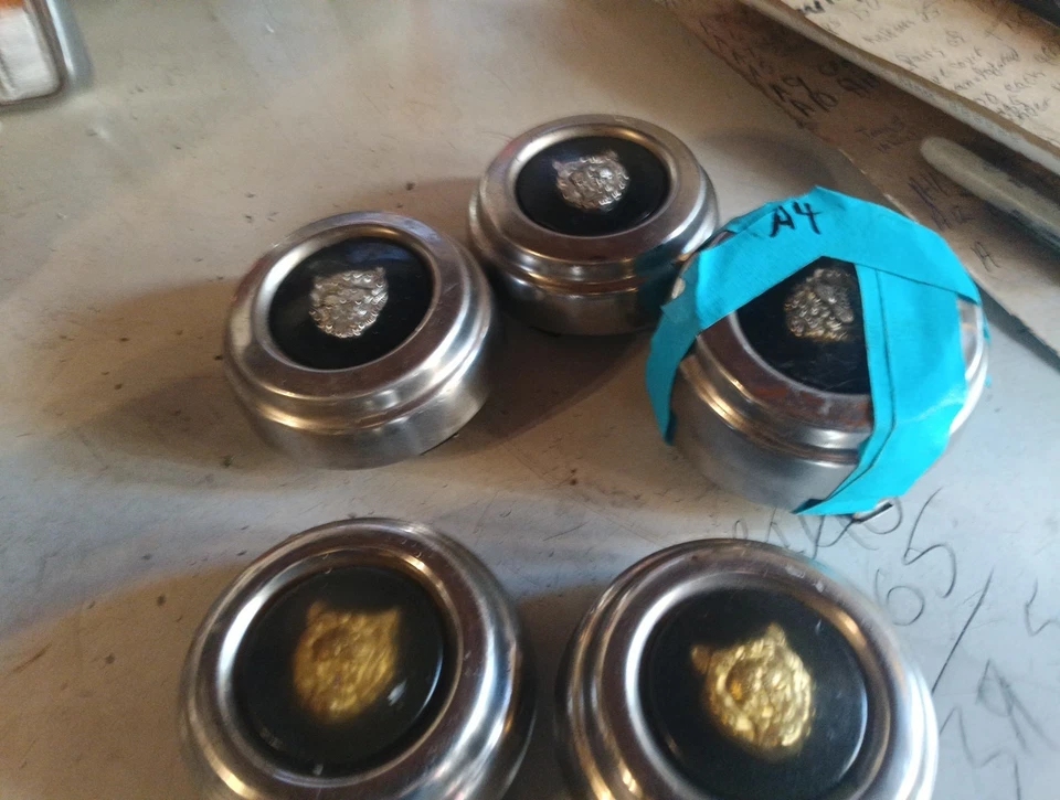 84 tapas centrales para ruedas Jaguar Xj6 cuatro doradas dos plateadas todas para 200 u obo Foto 1 de 2