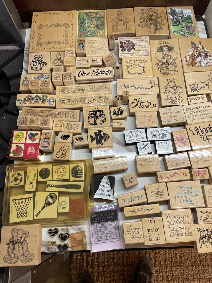 Lote de 23 libras de estampillas de goma montadas en madera, palabras, frases, saludos, imágenes Foto 1 de 4