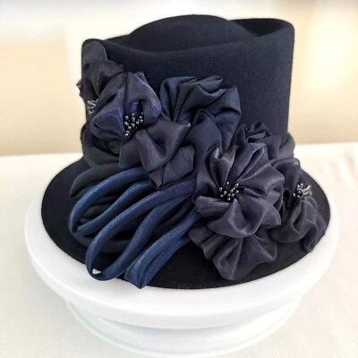 Sombrero Isabelle Recanati Fieltro Negro Esculpido Satén Flores Dramático Gótico Elegante Foto 1 de 4
