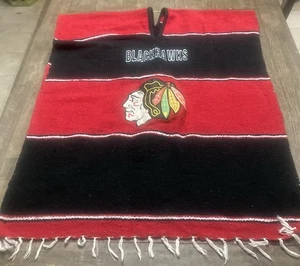 Poncho Chicago Blackhawks NHL rojo y negro talla única ¡se adapta a la mayoría en excelente estado! - Imagen 1 de 3
