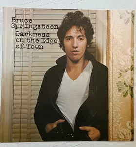 Bruce Springsteen ~Darkness Edge.. ~ 12" PÓSTER PROMOCIONAL PLANO (+ Disponible Enmarcado) - Imagen 1 de 2