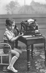 Tarjeta postal foto niño vieja máquina de escribir teléfono período usar calcetines hasta la rodilla - Imagen 1 de 3