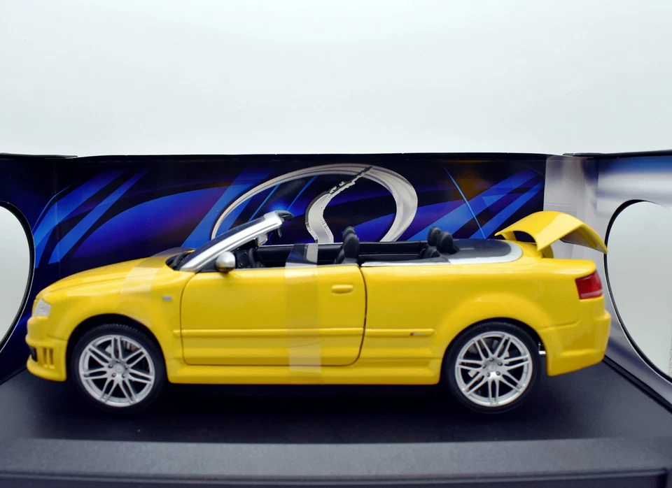 Modellino auto scala 1:18 Audi RS4 diecast modellismo statico maisto collezione - Immagine 1 di 4