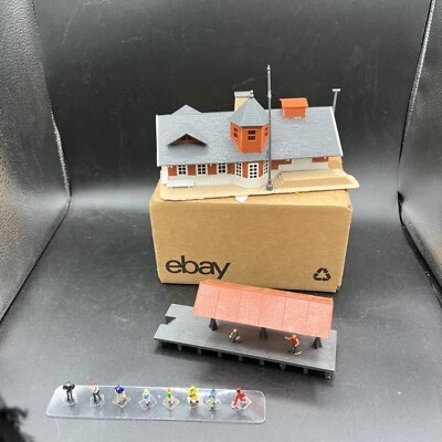 Model Power HO Scale No. 570 South Side Station Building Lighted w/ EXTRA PEOPLE - Image 1 of 4