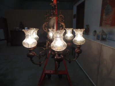 Lampadario in bronzo Vintage pesante restaurato a 6 bracci con vetro intarsiato - Immagine 1 di 4