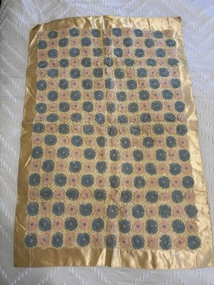 Manta de bebé vintage hecha a mano de ganchillo 22,5” x 34” ribete de seda rosa azul rosetas* Foto 1 de 4