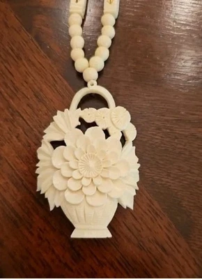 Collar chino vintage tallado a mano con colgante de cesta de flores de crisantemo Foto 1 de 4