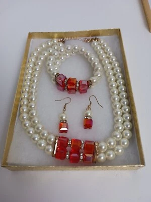 Hermoso conjunto de perlas blancas de imitación hecho con piedra roja de cristal de Swarovski Foto 1 de 4