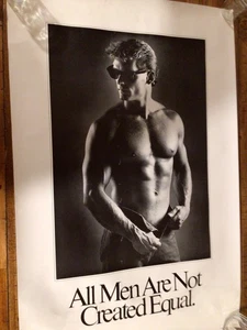 Poster Vintage Tutti Gli Uomini Non Sono Creati Uguali 1986 23x35 Bianco e Nero Dormitorio Camera - Foto 1 di 5