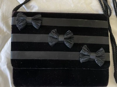 Nuevo monedero de terciopelo negro con lazos Foto 1 de 4