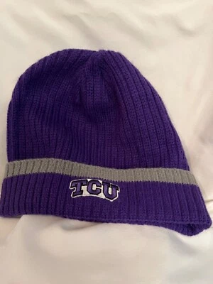 Sombrero tejido suave púrpura Nike con cuernos ranas TCU ligeramente usado y calcomanías TCU Ultra  Foto 1 de 4
