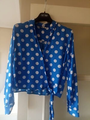 Blusa de lunares blancos sobre fondo azul Talla M Stradivarius - Imagen 1 de 4