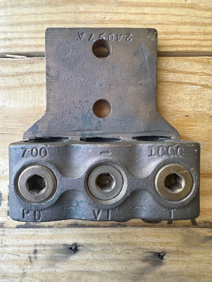 Cast Bronze 3 Terminal Lug 1000-700 MCM for Heavy Copper Wire  24097A - 5 Pounds - Image 1 of 4