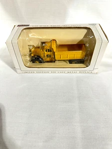 John Deere White WC Yellow Dump Truck By SpecCast 1/50th Scale - Picture 1 of 11