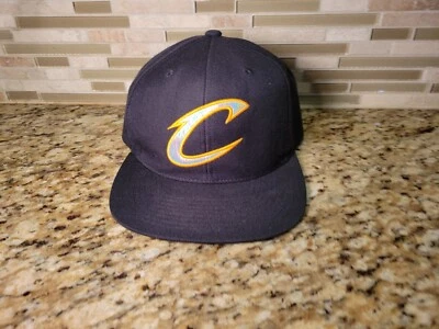 Boné de basquete ajustável Cleveland Cavaliers Mitchell & Ness NBA Snapback  - Imagem 1 de 4