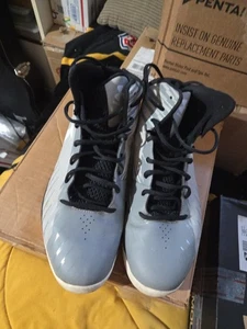 HERREN UNDER ARMOUR SCHUHE GR. 11 GEBRAUCHT MIT KARTON IN GUTEM ZUSTAND GRAU MIDS - Bild 1 von 7