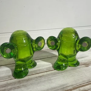Koziol 2002 Transparent Green Salt And Pepper Shakers Magnetic Dancing Figures - Picture 1 of 6