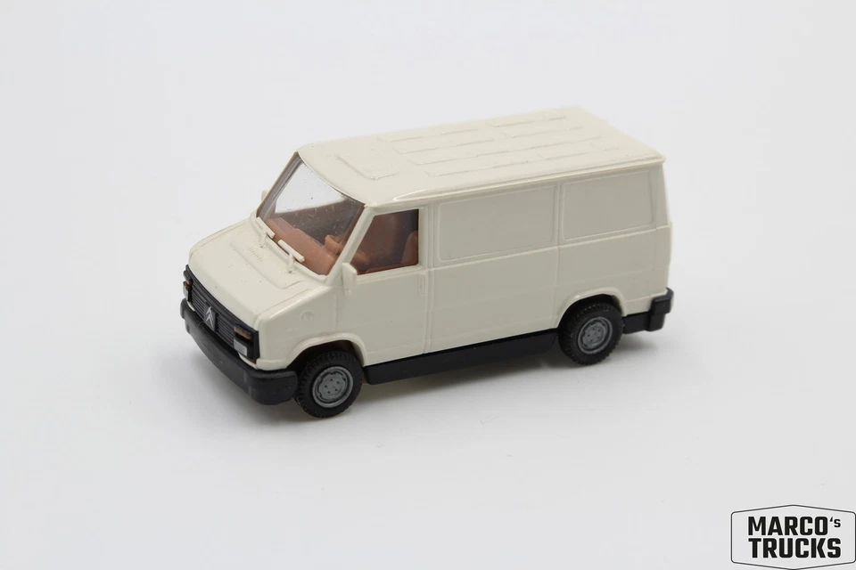 Praline Fiat Ducato 面板面包车 白色/黑色 1:87 /PA199 — 第 1/1 张图片