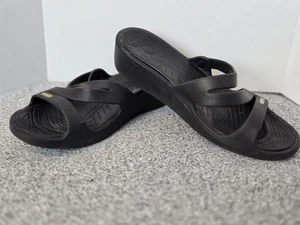 Zapatos Crocs para mujer talla 8 sandalias de cuña negras con tiras deslizables cómodas informales - Imagen 1 de 10