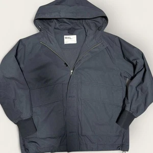 Chaqueta cortavientos MHL azul marino de nailon con capucha talla S impermeable - usada - Imagen 1 de 15