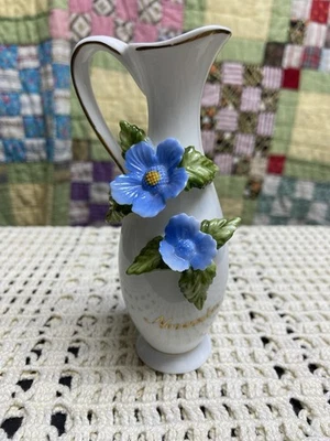 Jarrón de cumpleaños vintage de noviembre blanco cerámica decoración floral pequeño Foto 1 de 4