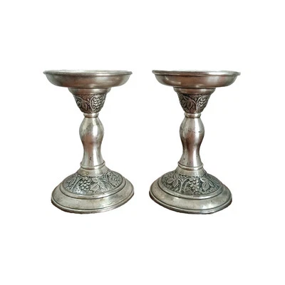 Candelabros cónicos de pilar de peltre prensado de colección Pottery Barn diseño de vid Foto 1 de 4