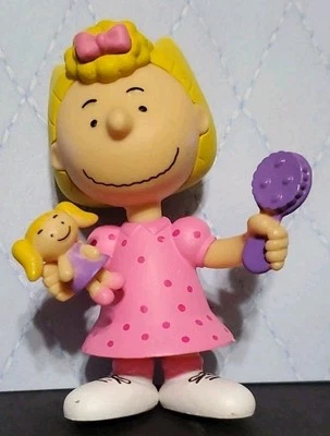 Boneca Sally Brown e escova amendoim 3" boneco de PVC Just Play - Imagem 1 de 4