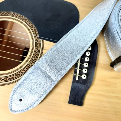 Correa de guitarra de cuero premium plateada - Correa de guitarra de cuero plateado metálico Foto 1 de 4