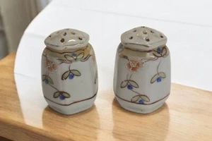 Par de saleros y pimenteros antiguos de porcelana pintados a mano con diseño floral Japón - Imagen 1 de 10