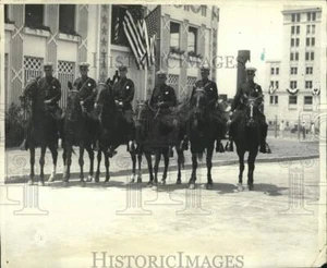 1938 Press Photo Policemen on horses guard Democratic National Convention venue - Imagen 1 de 2
