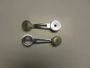 73 74 75 76 77 78 79 80 81 82 83 84 85 manijas de ventana Ford D3AZ-6523342-A - Imagen 1 de 1