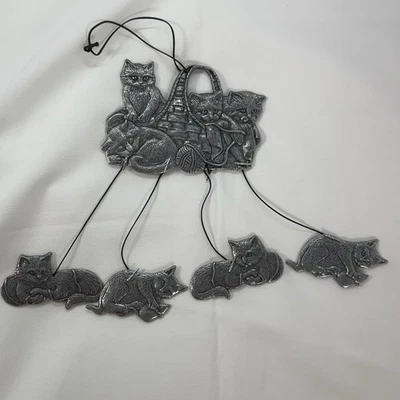 Carillones de peltre vintage gatos Carson jugando con bola de hilo Foto 1 de 4