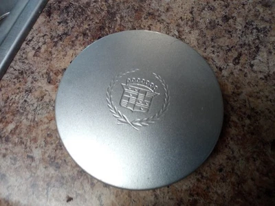 Центральный колпак 2000–05 Cadillac de ville DTS 9593259 серебристый - Изображение 1 из 3