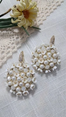 Pendenti artigianali con perline di Maiorca e fiorellini...gancio in bronzo  - Immagine 1 di 4