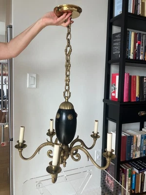 ) Lámpara de araña Empire de bronce de 5 brazos en buen estado de funcionamiento lista para colgar Foto 1 de 4