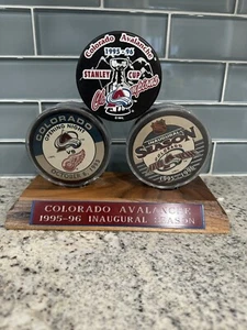 Colorado Avalanche 1995-96 Inaugural Season Puck & 1995 Opening Day Puck im Etui - Bild 1 von 5