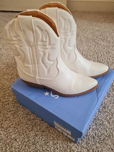 Womens White Leather Ankle Boots. NIB! By Stylish S. - Picture 1 of 9