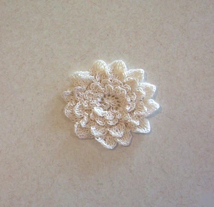 Delicado aplique de costura de flor de mamá de 4 capas crema de ganchillo mediano - Imagen 1 de 2