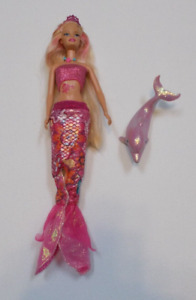 Barbie MERLIAH Lalka Syrenka Opowieść Zmiana koloru 2 w 1 Strój Różowy Delfin