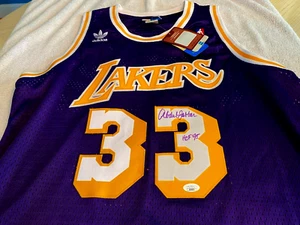 Camiseta deportiva firmada por ABDUL JABBAR (HOF 95) (Adidas) de los Lakers - Autenticada por la JSA #II64823 - Imagen 1 de 5
