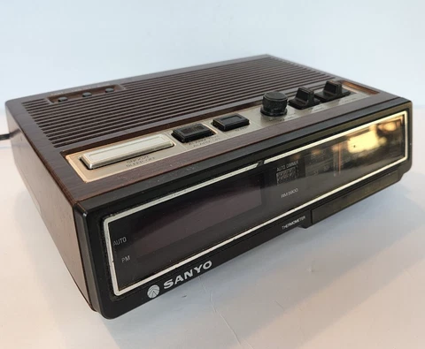 Vtg Sanyo RM 5900 Clock AM FM Radio Digital Dual Alarm & Thermometer TESTED Cover