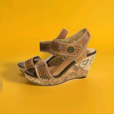 Sandálias femininas L'Artiste Allura tamanho 5. Couro, plataforma wedge 3,75"... - Imagem 1 de 4