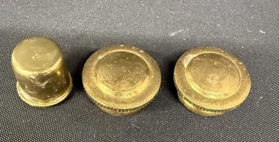 Lote de 3 tornillos superiores de arpa de pantalla de lámpara de latón con orificio Foto 1 de 2